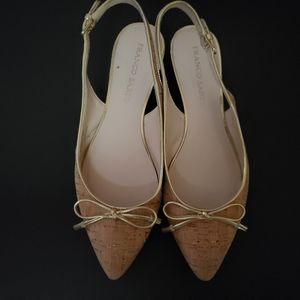 Low heel slingback pumps made of cork and accented